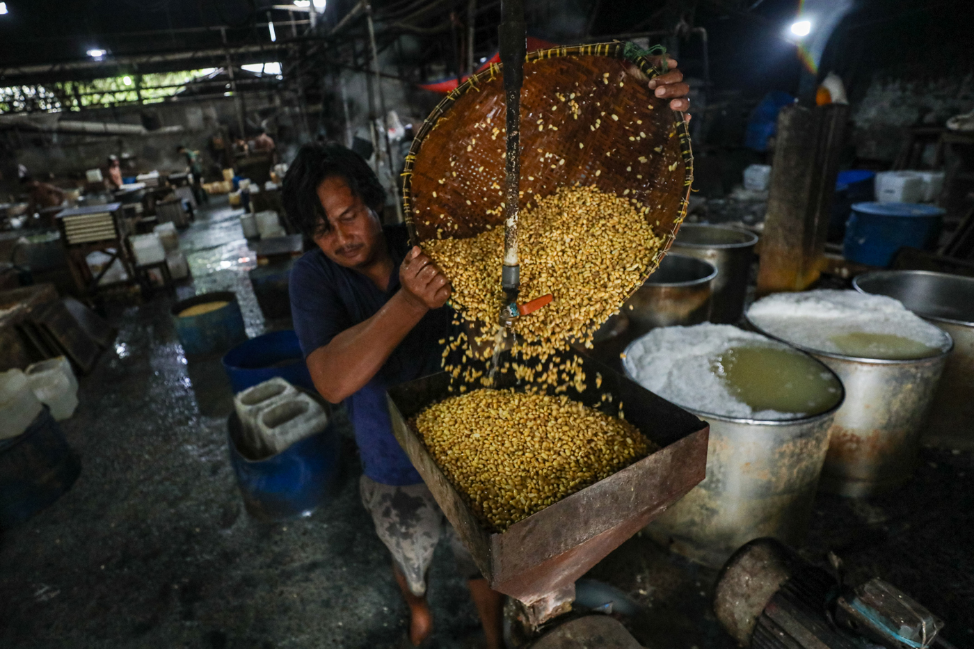 Sejumlah pekerja menyelesaikan pembuatan tahu di rumah produksi di Jakarta, Kamis (12/2/2026). (Salm