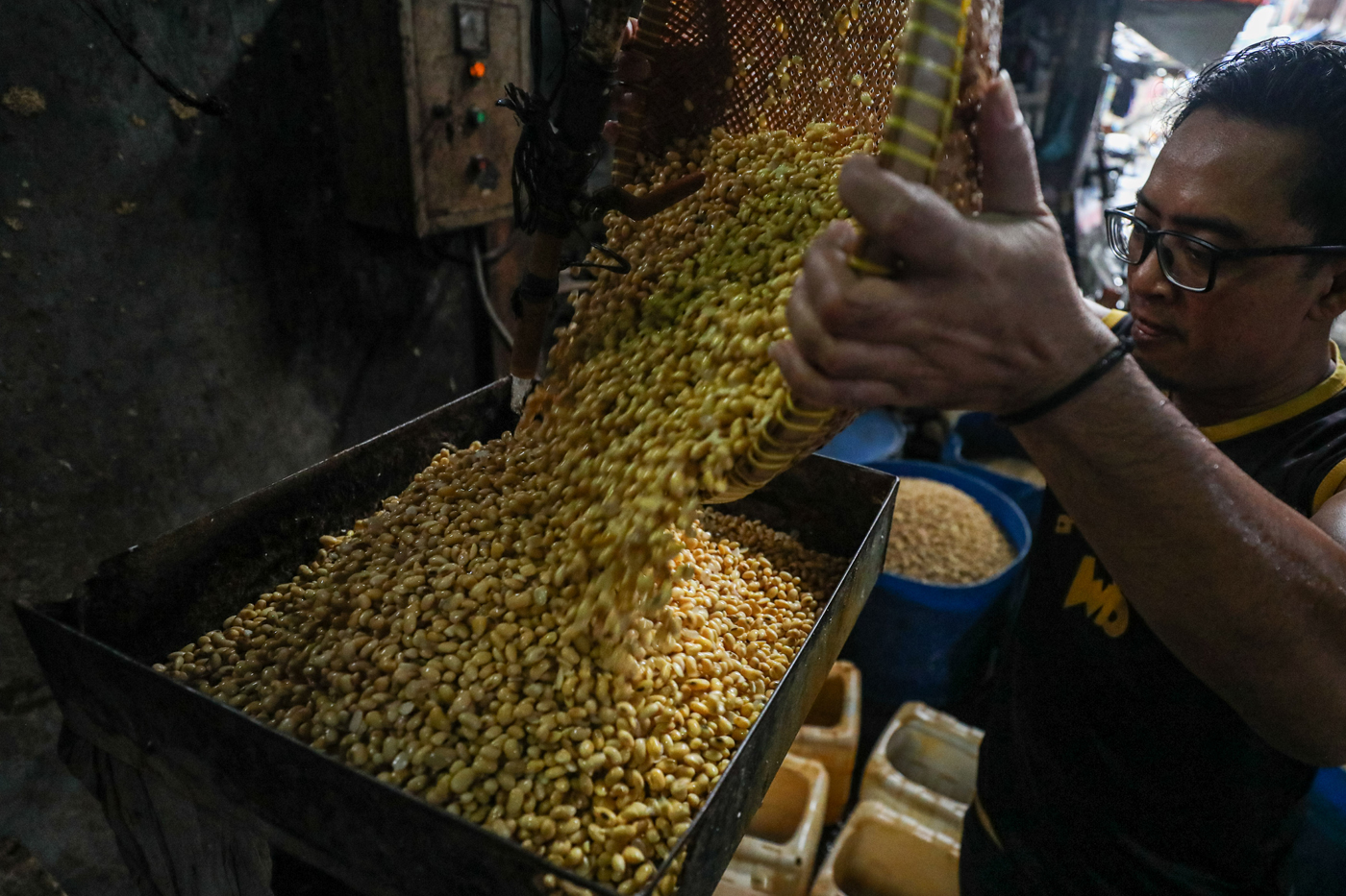 Sejumlah pekerja menyelesaikan pembuatan tahu di rumah produksi di Jakarta, Kamis (12/2/2026). (Salm