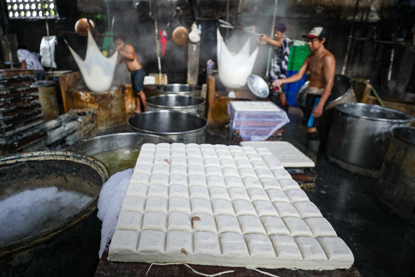 Sejumlah pekerja menyelesaikan pembuatan tahu di rumah produksi di Jakarta, Kamis (12/2/2026). (Salm