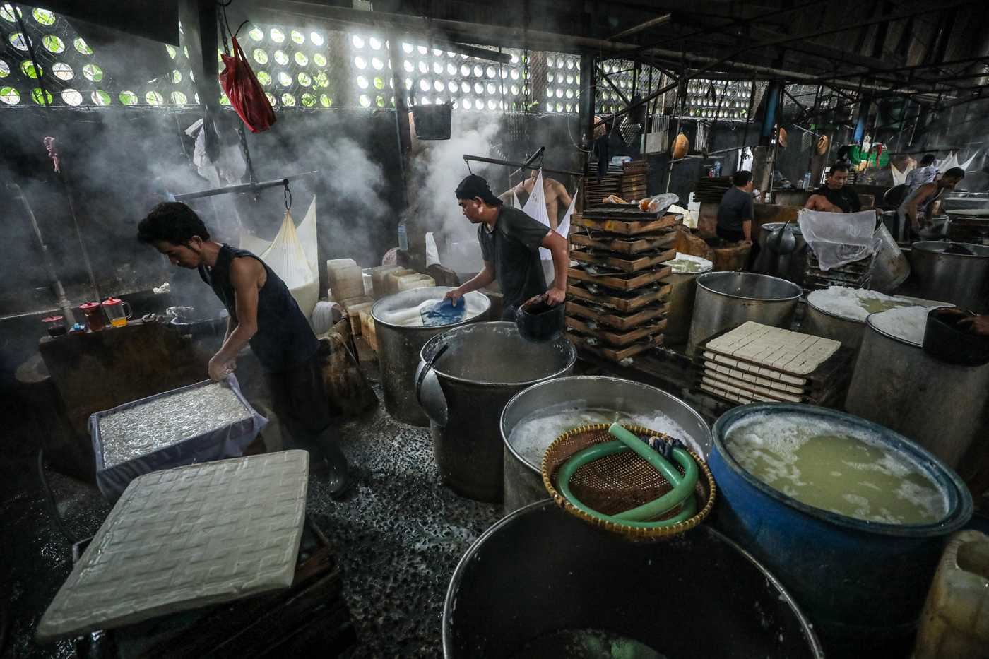 Sejumlah pekerja menyelesaikan pembuatan tahu di rumah produksi di Jakarta, Kamis (12/2/2026). (Salm