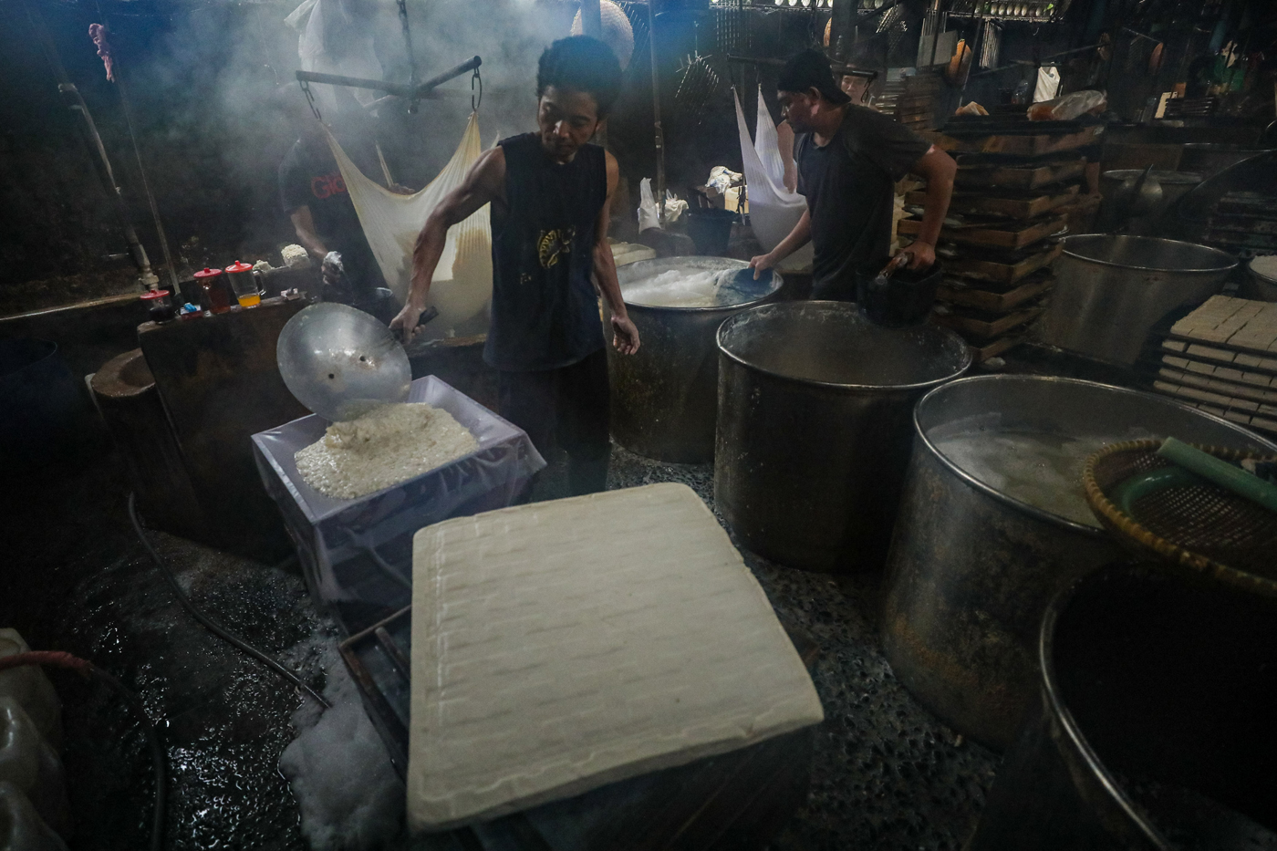 Sejumlah pekerja menyelesaikan pembuatan tahu di rumah produksi di Jakarta, Kamis (12/2/2026). (Salm