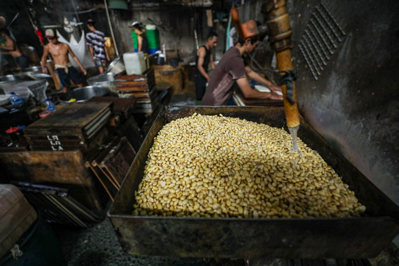 Sejumlah pekerja menyelesaikan pembuatan tahu di rumah produksi di Jakarta, Kamis (12/2/2026). (Salm
