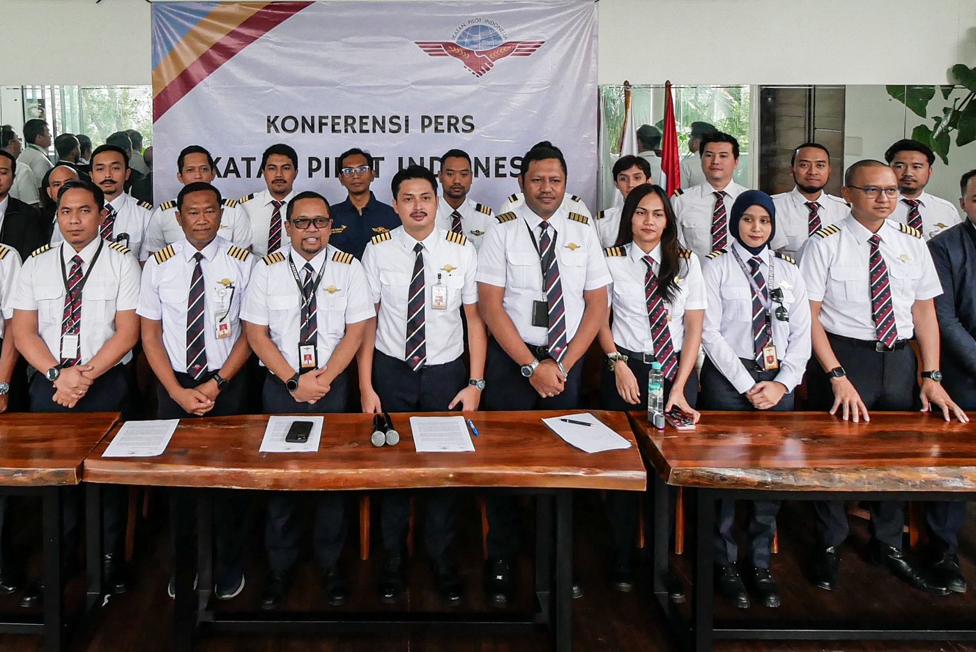 Foto bersama Ikatan Pilot Indonesia (IPI)  usai memberikan keterangan pers terkait penembakan dua or