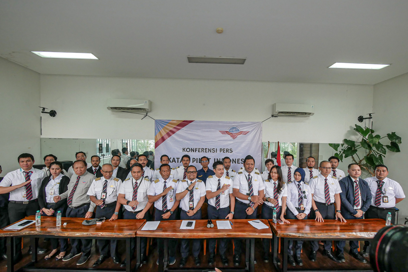 Foto bersama Ikatan Pilot Indonesia (IPI)  usai memberikan keterangan pers terkait penembakan dua or