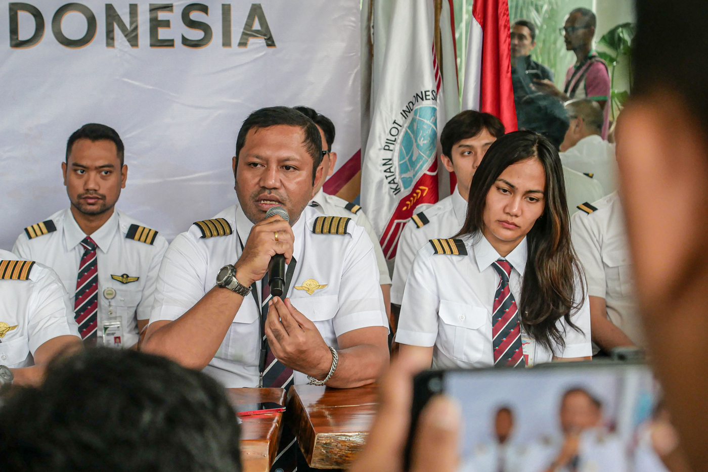 Direktur Teknis General Aviation IPI Captain Willy Resoeboen (dua kanan) memberikan keterangan pers