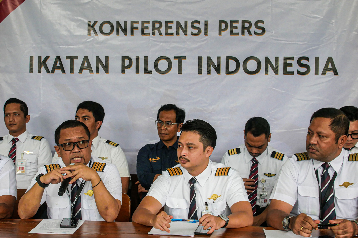 Ketua Ikatan Pilot Indonesia (IPI) Captain Muammar Reza (tengah) didampingi Wakil Ketua IPI Captain