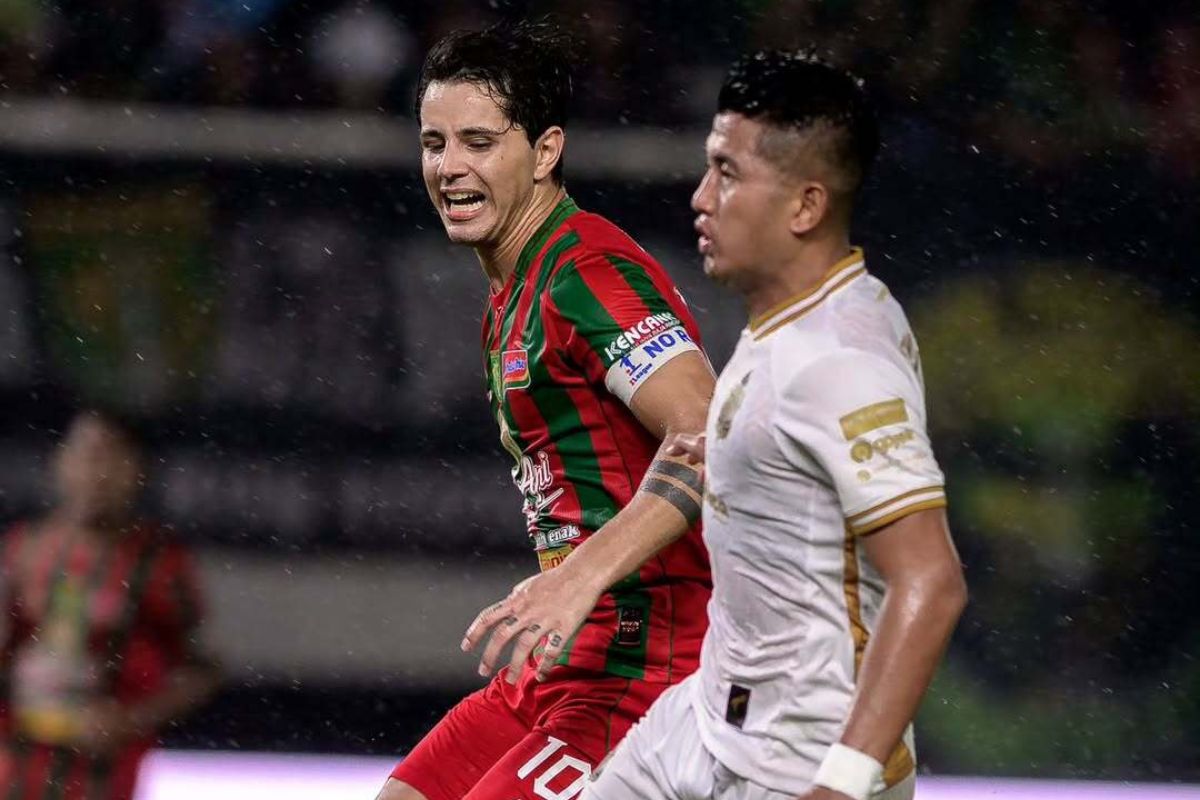 Bruno Moreira dapat sorotan tegas dari Bernardo Tavares di skuad Persebaya Surabaya. (Persebaya) - Image