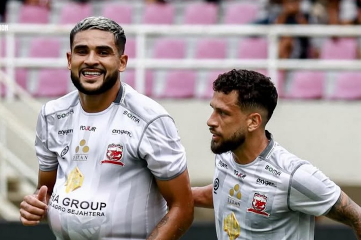 Penyerang Madura United Junior Brandao (kiri) (Dok. Madura United) - Image