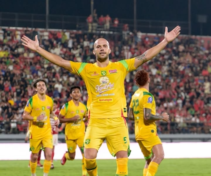 Pemain Persebaya asal Balkan, Risto Mitrevsky merayakan golnya ke gawang Bali United. (Istimewa) - Image