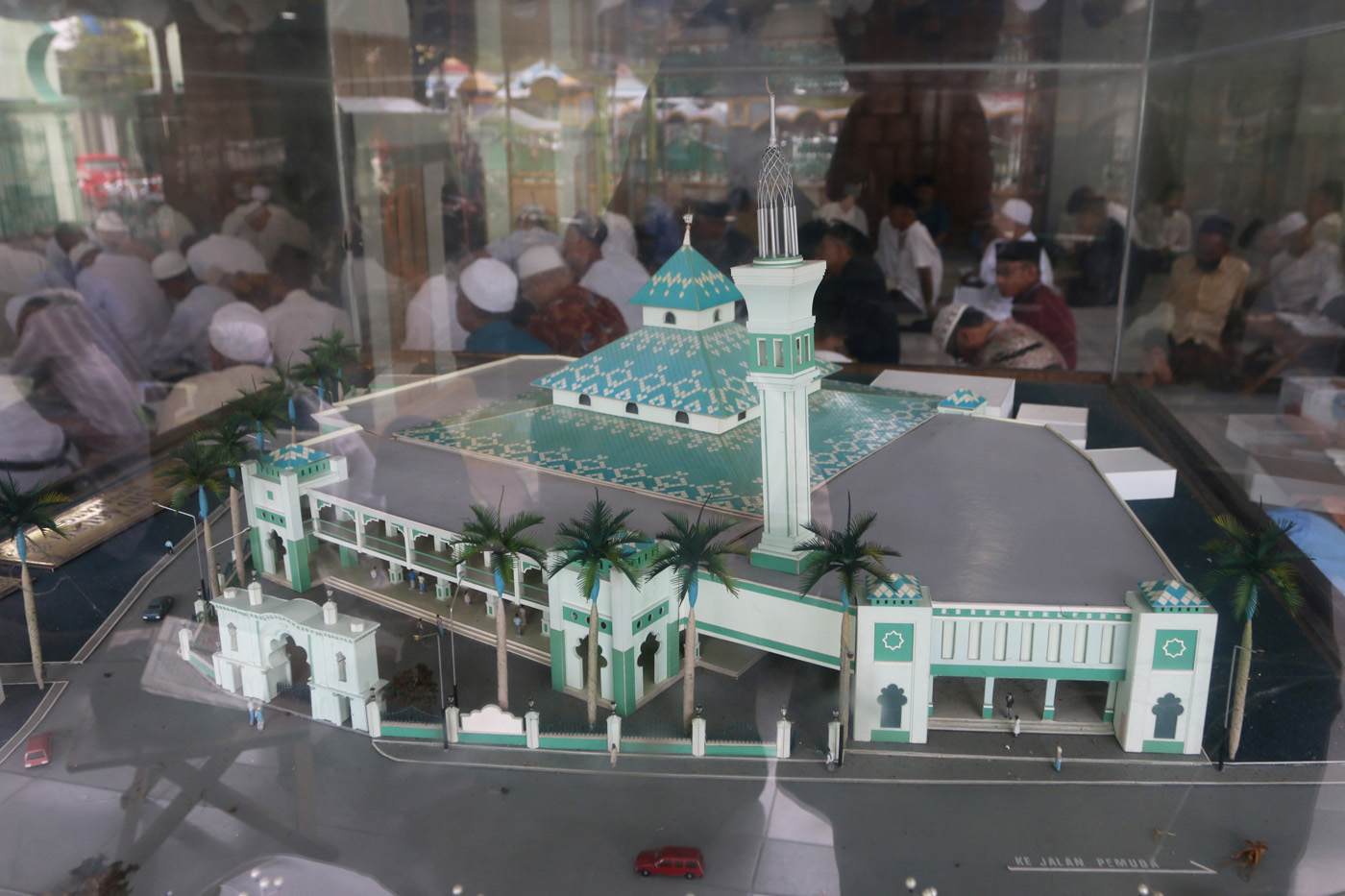 Sejumlah warga menyimak bacaan Al Quran yang disampaikan oleh seorang hafidz (penghafal) saat mengik