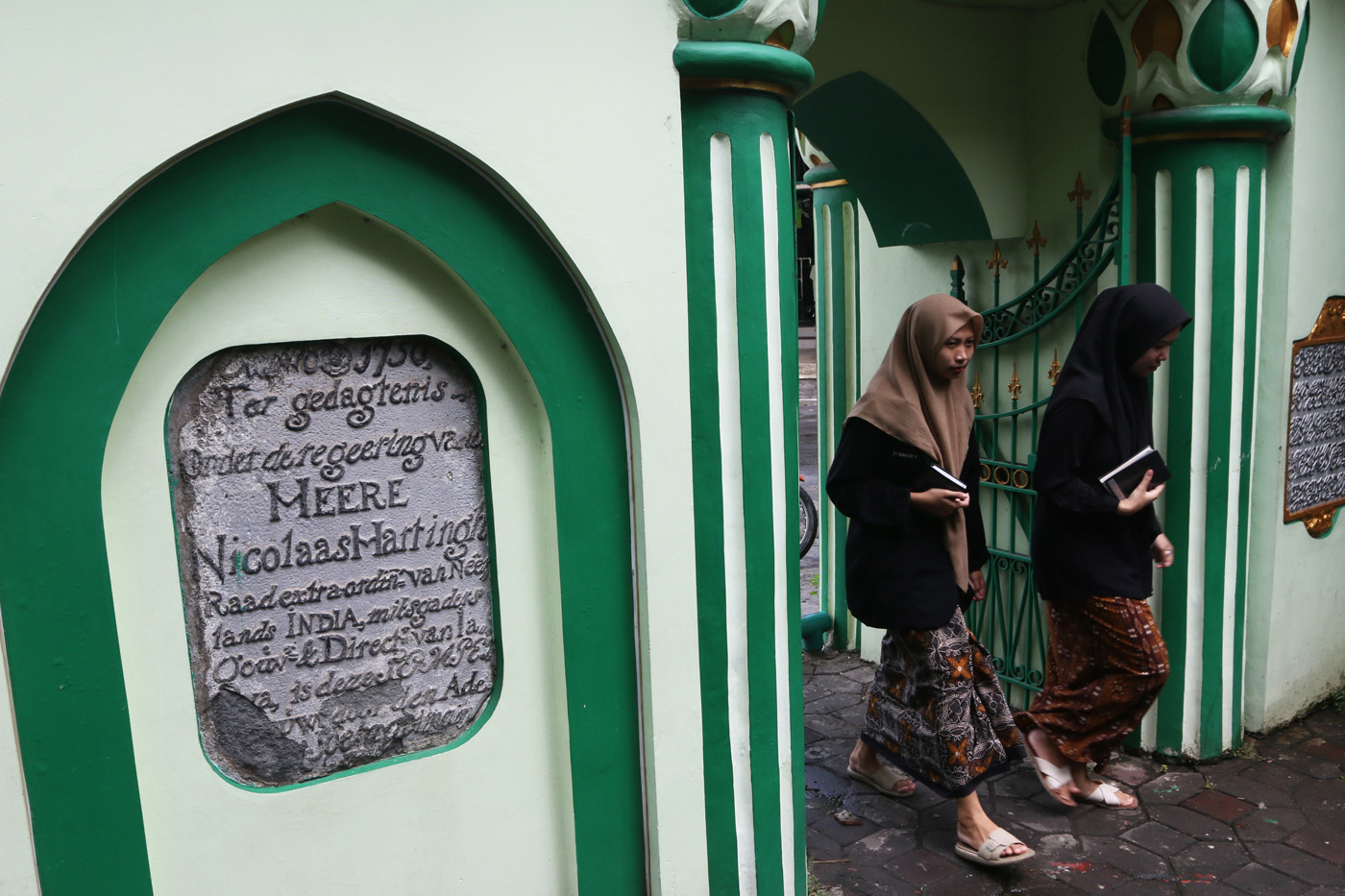Sejumlah warga menyimak bacaan Al Quran yang disampaikan oleh seorang hafidz (penghafal) saat mengik