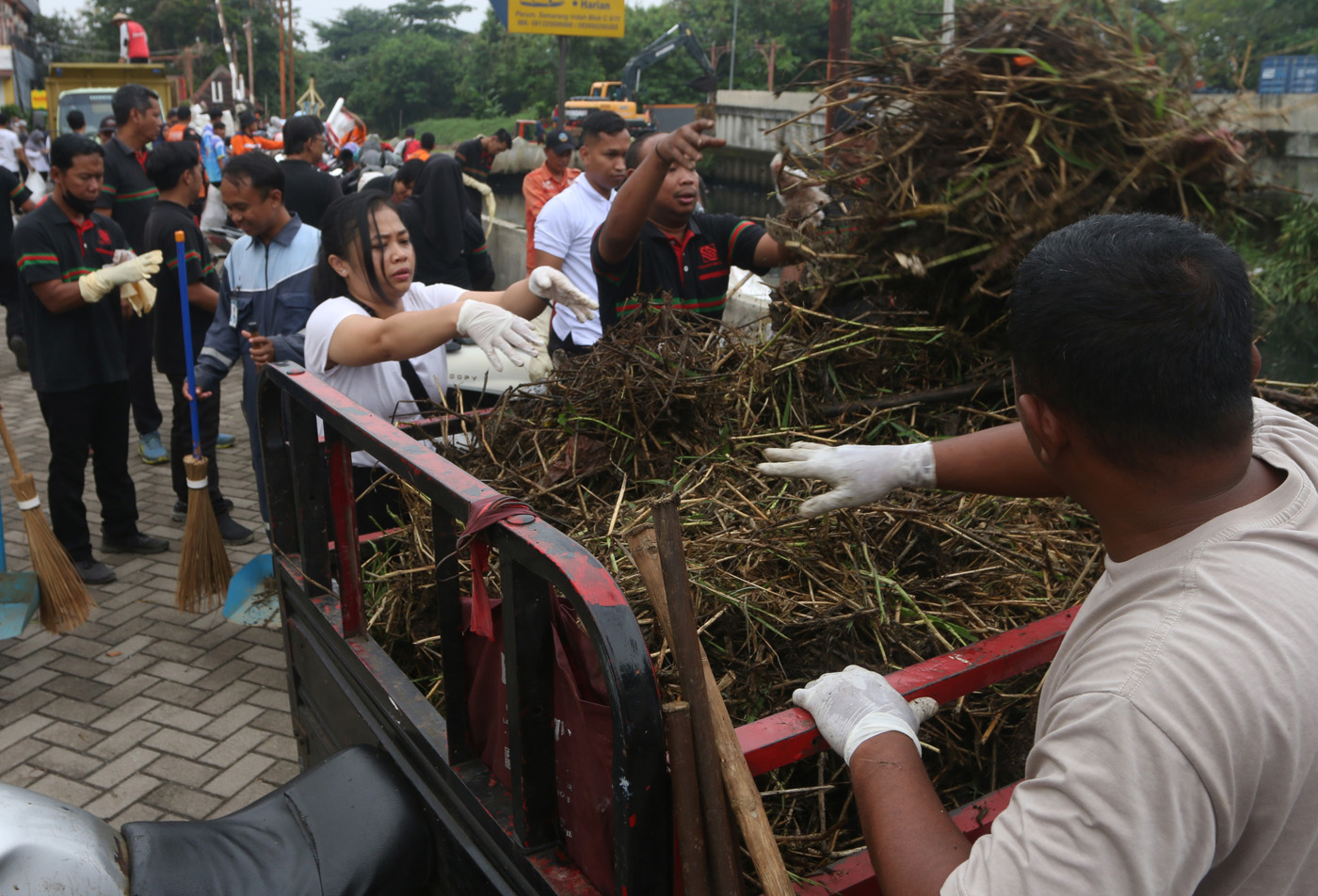 Petugas kebersihan bersama warga bergotong royong membersihkan sungai dari sampah dan sedimentasi di