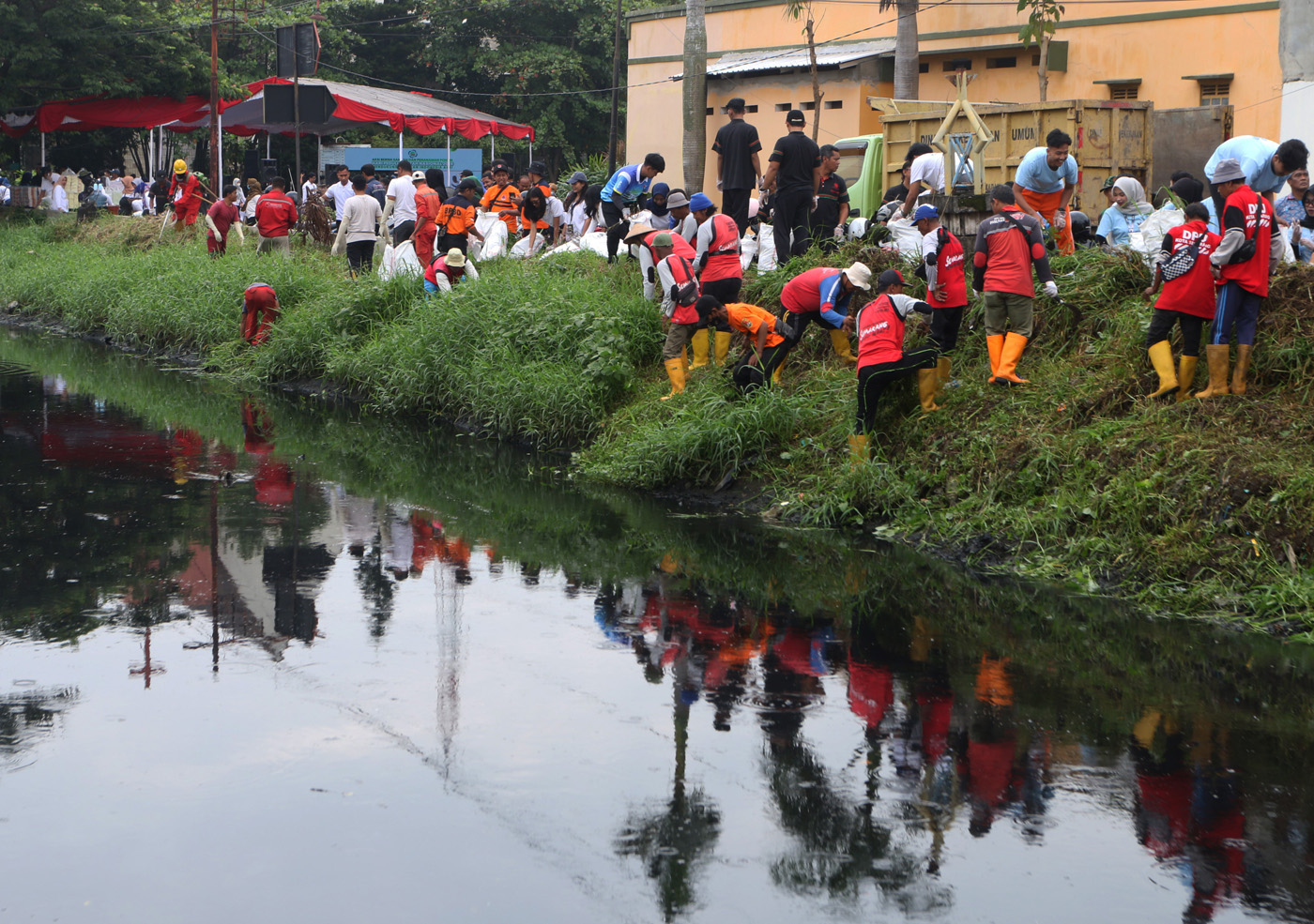 Petugas kebersihan bersama warga bergotong royong membersihkan sungai dari sampah dan sedimentasi di