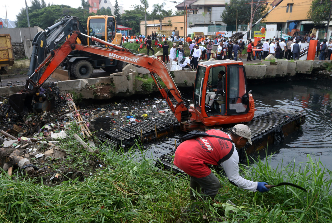 Petugas kebersihan bersama warga bergotong royong membersihkan sungai dari sampah dan sedimentasi di