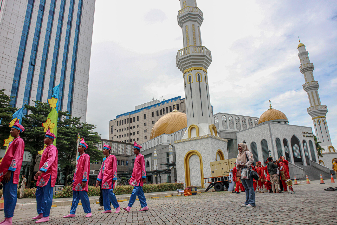 Sejumlah peserta berkompetisi dalam Festival Bedug di Halaman Kantor Walikota Jakarta Barat, Selasa