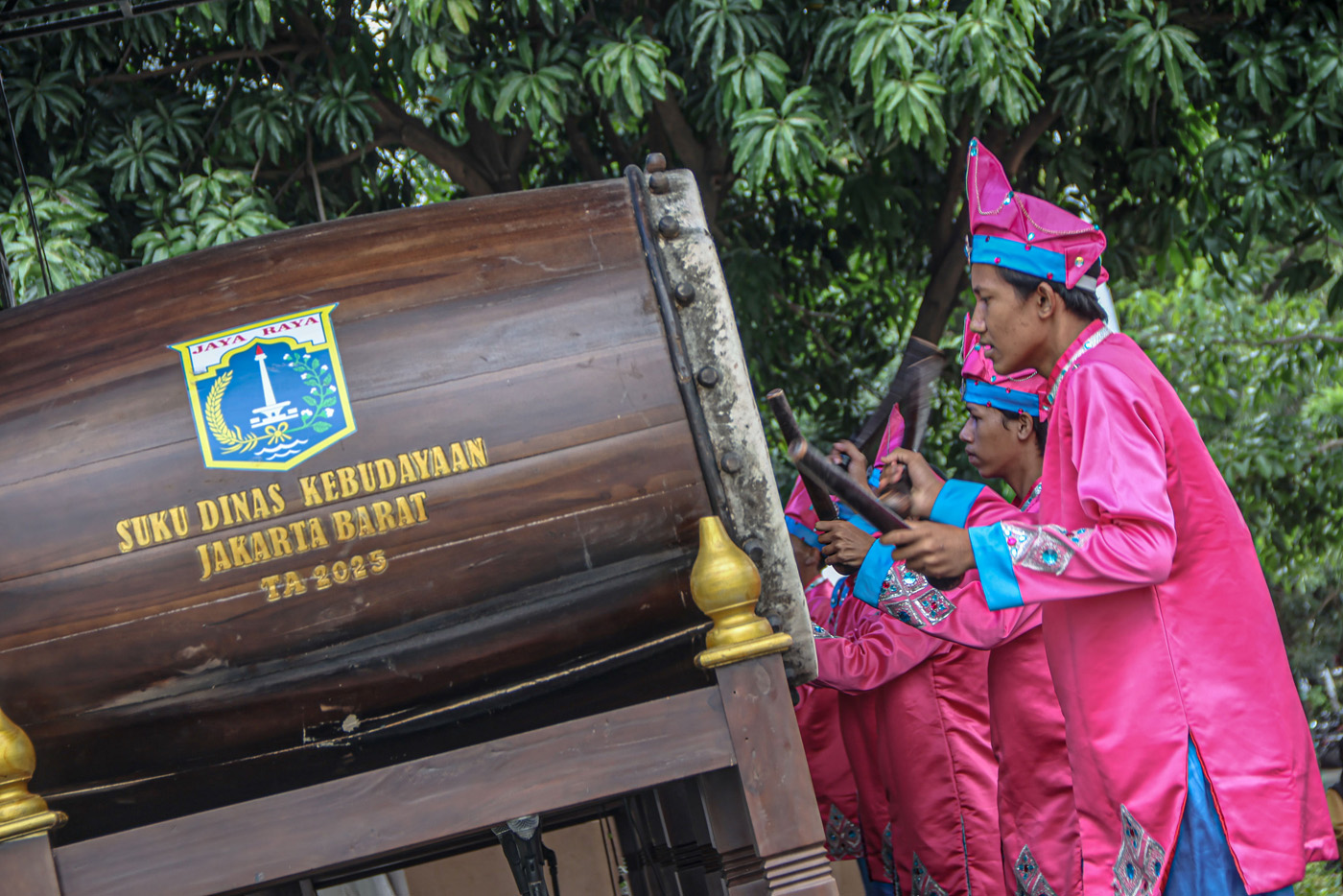 Sejumlah peserta berkompetisi dalam Festival Bedug di Halaman Kantor Walikota Jakarta Barat, Selasa