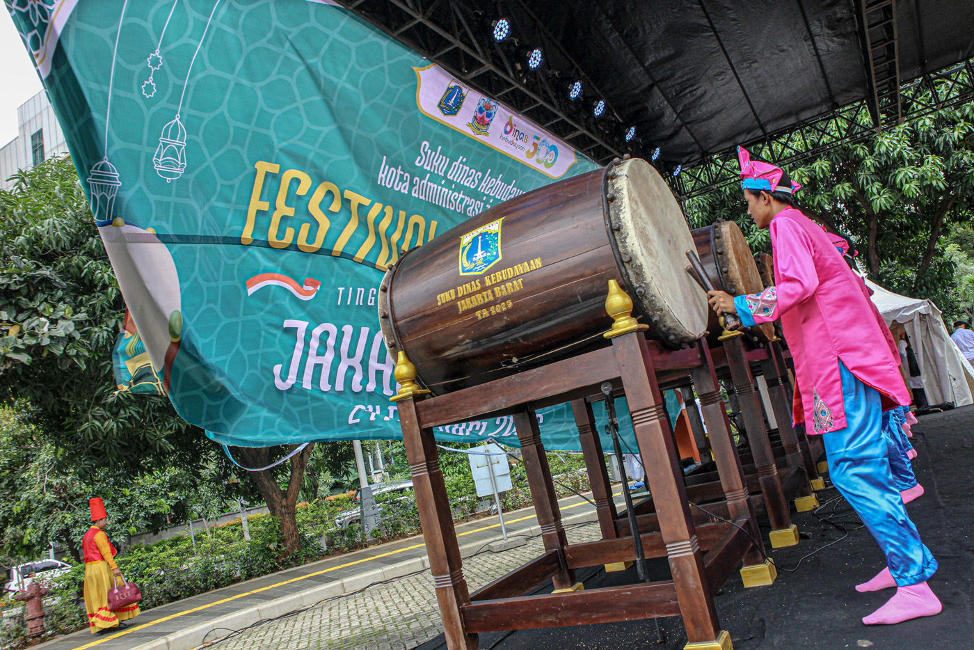 Sejumlah peserta berkompetisi dalam Festival Bedug di Halaman Kantor Walikota Jakarta Barat, Selasa