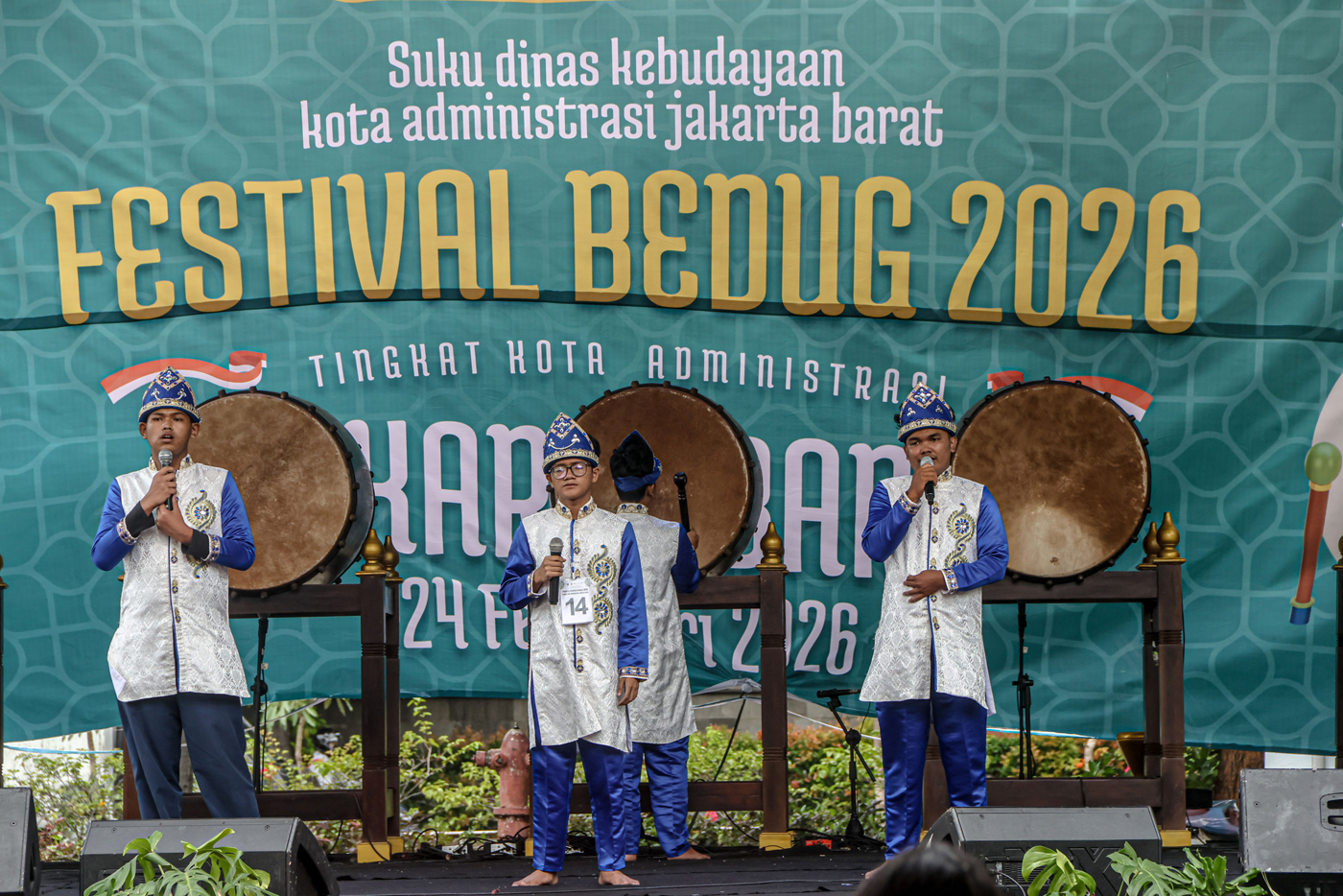 Sejumlah peserta berkompetisi dalam Festival Bedug di Halaman Kantor Walikota Jakarta Barat, Selasa