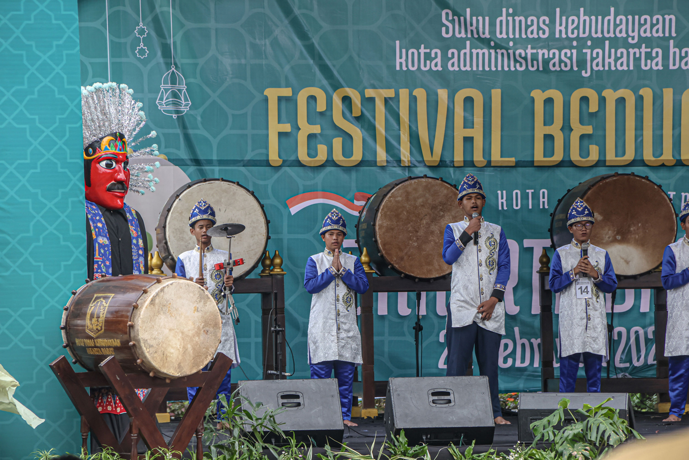 Sejumlah peserta berkompetisi dalam Festival Bedug di Halaman Kantor Walikota Jakarta Barat, Selasa