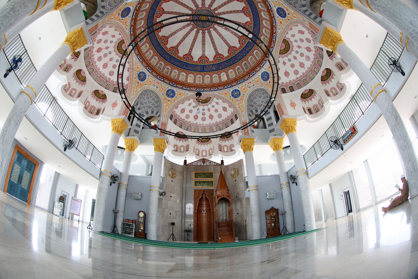 Kemegahan Masjid Jami Al-Fajri dengan arsitektur bergaya Ottoman Turki di Pejaten Barat, Pasar Minggu, Jakarta Selatan. (Dery Ridwansah/ JawaPos.com)