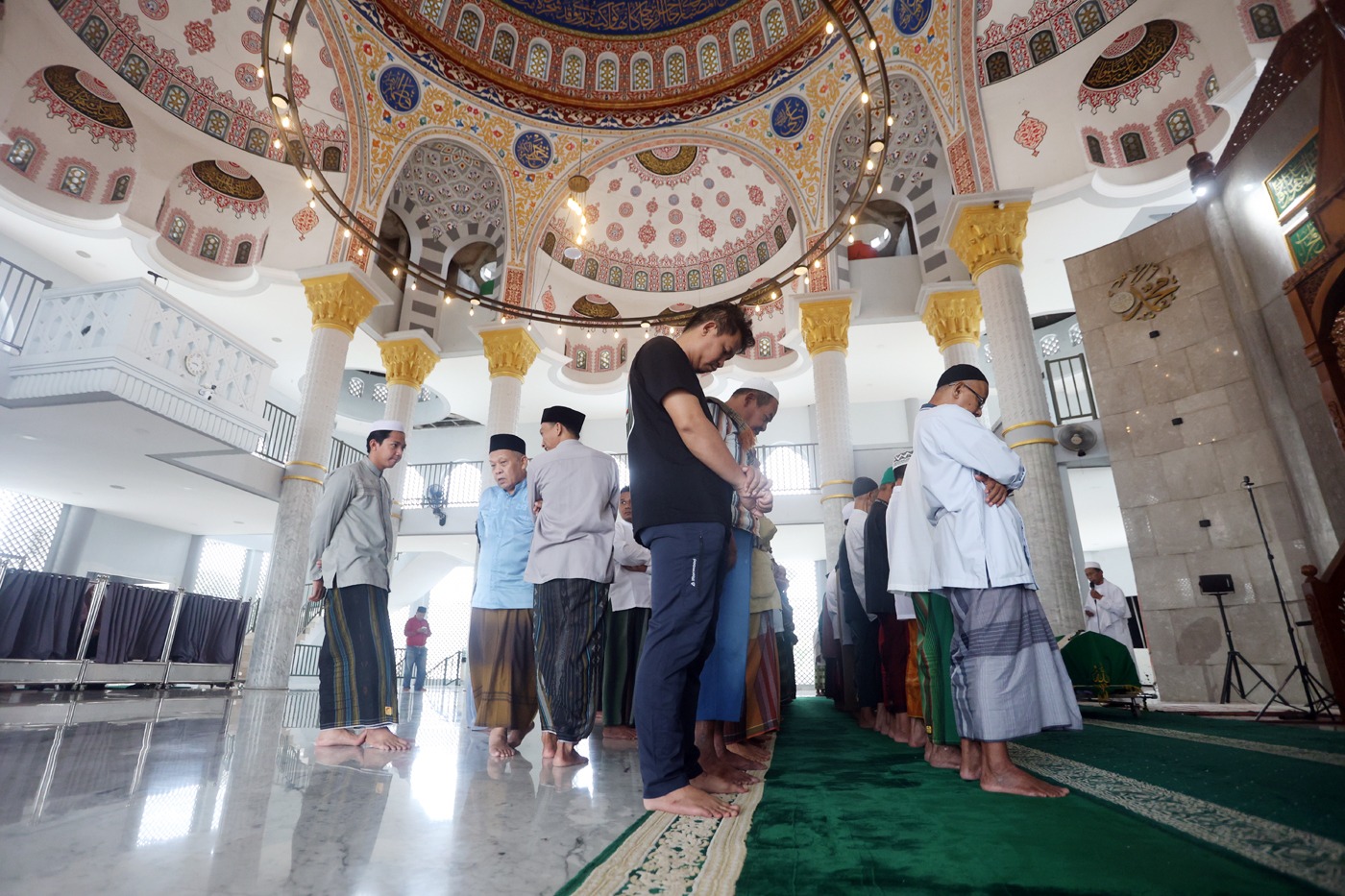 Umat Islam saat beribadah di Masjid Jami Al-Fajri dengan arsitektur bergaya Ottoman Turki di Pejaten Barat, Pasar Minggu, Jakarta Selatan. (Dery Ridwansah/ JawaPos.com)