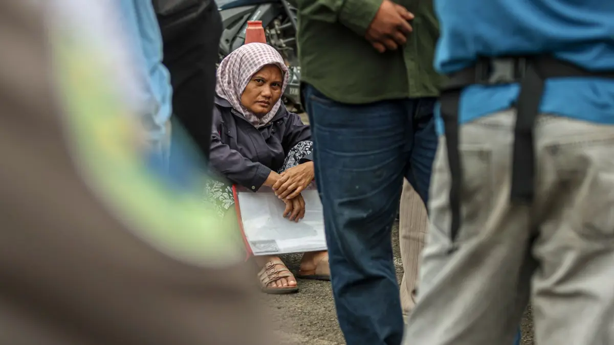 Antrean warga mendaftarkan diri untuk mengikuti program Program Mudik Motor Gratis (Motis) KAI Kemenhub Lebaran 2026 di Stasiun Tangerang Kota, Banten, Senin (02/03/2026). (Hanung Hambara/Jawa Pos) - Image