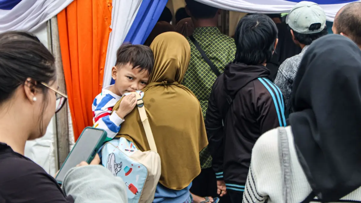 Antrean warga mendaftarkan diri untuk mengikuti program Program Mudik Motor Gratis (Motis) KAI Kemenhub Lebaran 2026 di Stasiun Tangerang Kota, Banten, Senin (02/03/2026). (Hanung Hambara/Jawa Pos) - Image