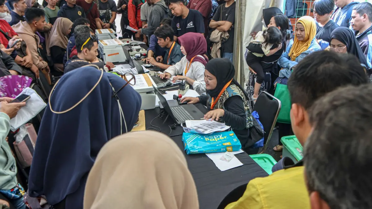 Antrean warga mendaftarkan diri untuk mengikuti program Program Mudik Motor Gratis (Motis) KAI Kemenhub Lebaran 2026 di Stasiun Tangerang Kota, Banten, Senin (02/03/2026). (Hanung Hambara/Jawa Pos) - Image