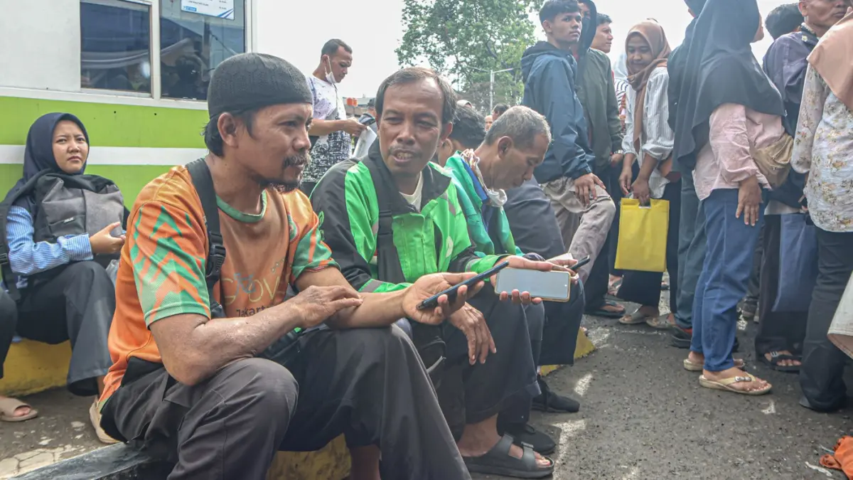 Antrean warga mendaftarkan diri untuk mengikuti program Program Mudik Motor Gratis (Motis) KAI Kemenhub Lebaran 2026 di Stasiun Tangerang Kota, Banten, Senin (02/03/2026). (Hanung Hambara/Jawa Pos) - Image
