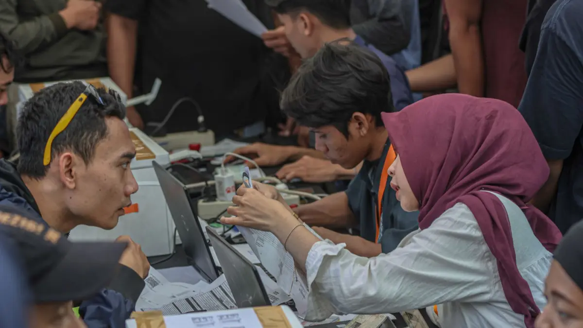 Antrean warga mendaftarkan diri untuk mengikuti program Program Mudik Motor Gratis (Motis) KAI Kemenhub Lebaran 2026 di Stasiun Tangerang Kota, Banten, Senin (02/03/2026). (Hanung Hambara/Jawa Pos) - Image