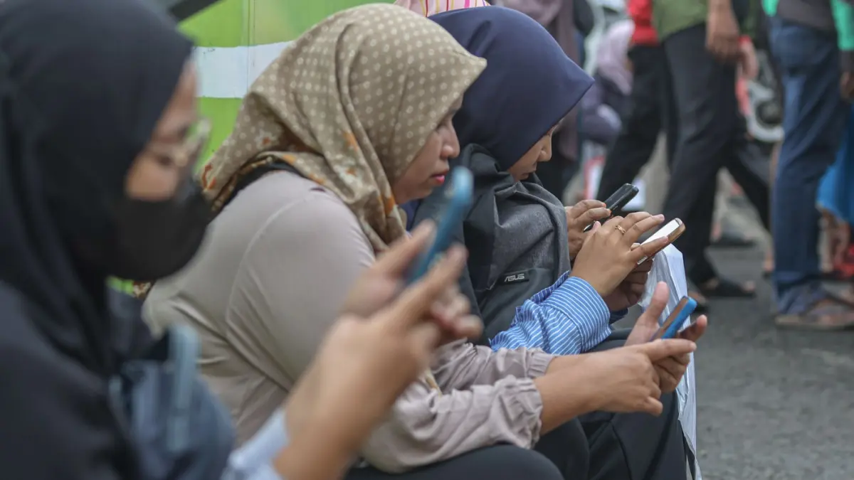 Antrean warga mendaftarkan diri untuk mengikuti program Program Mudik Motor Gratis (Motis) KAI Kemenhub Lebaran 2026 di Stasiun Tangerang Kota, Banten, Senin (02/03/2026). (Hanung Hambara/Jawa Pos) - Image