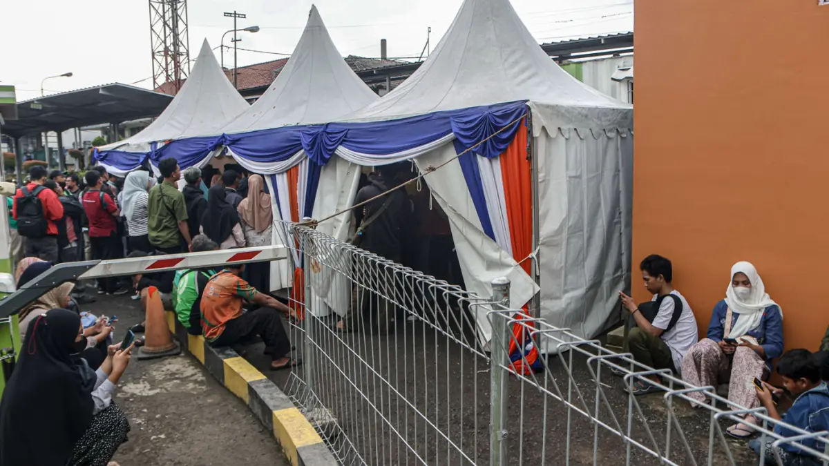 Antrean warga mendaftarkan diri untuk mengikuti program Program Mudik Motor Gratis (Motis) KAI Kemenhub Lebaran 2026 di Stasiun Tangerang Kota, Banten, Senin (02/03/2026). (Hanung Hambara/Jawa Pos) - Image