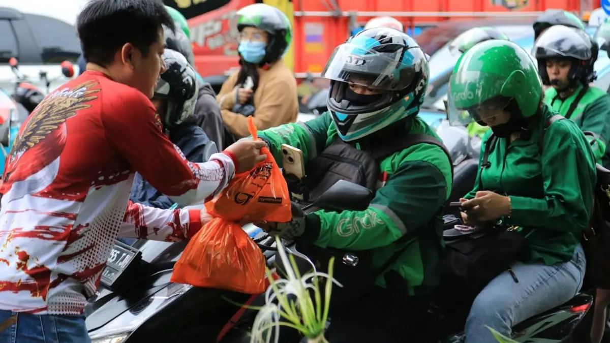 Anggota komunitas membagikan takjil gratis di Jakarta. (Salman Toyibi/Jawa Pos)