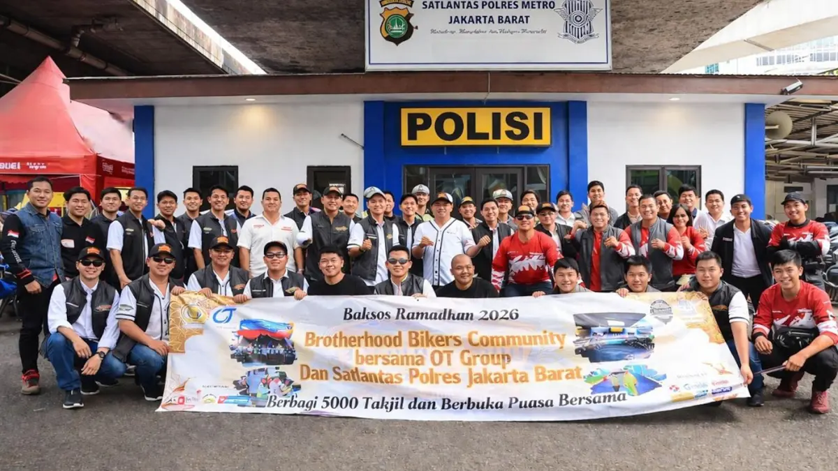 Anggota komunitas membagikan takjil gratis di Jakarta. (Salman Toyibi/Jawa Pos)
