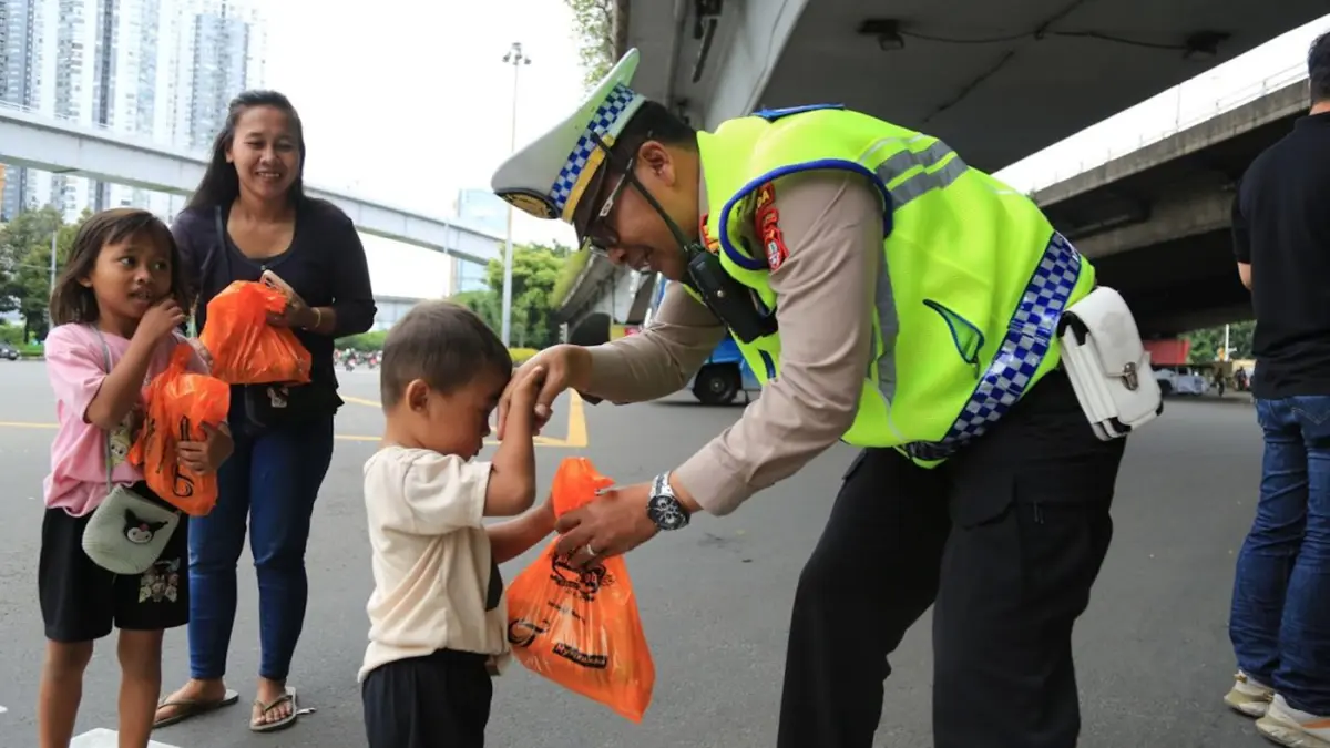 Anggota Polantas membagikan takjil gratis di Jakarta. (Salman Toyibi/Jawa Pos)