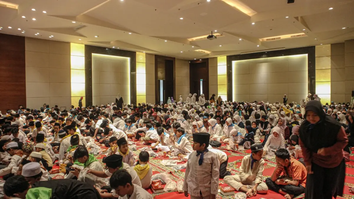 Sejumlah anak yatim mengikuti acara buka puasa bersama yang digelar oleh Yayasan Agung Podomoro Land (YAPL) di Ballroom Kuningan City, Jakarta, Rabu (04/03/2026). (Hanung Hambara/Jawa Pos)