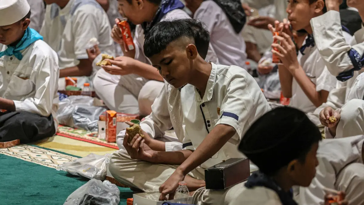 Sejumlah anak yatim mengikuti acara buka puasa bersama yang digelar oleh Yayasan Agung Podomoro Land (YAPL) di Ballroom Kuningan City, Jakarta, Rabu (04/03/2026). (Hanung Hambara/Jawa Pos)