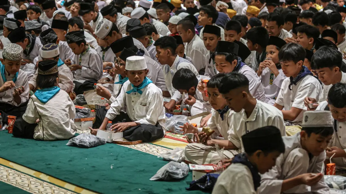 Sejumlah anak yatim mengikuti acara buka puasa bersama yang digelar oleh Yayasan Agung Podomoro Land (YAPL) di Ballroom Kuningan City, Jakarta, Rabu (04/03/2026). (Hanung Hambara/Jawa Pos)