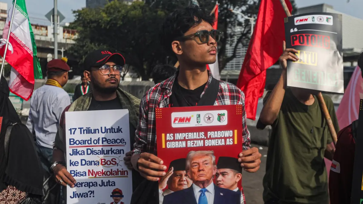 Sejumlah masa aksi yang tergabung dalam Gerakan Mahasiswa Nasional Indonesia melakukan ujuk rasa di depan Kedutaan Besar AS di Jakarta, Selasa (3/3/2026). (Salman Toyibi/Jawa Pos)