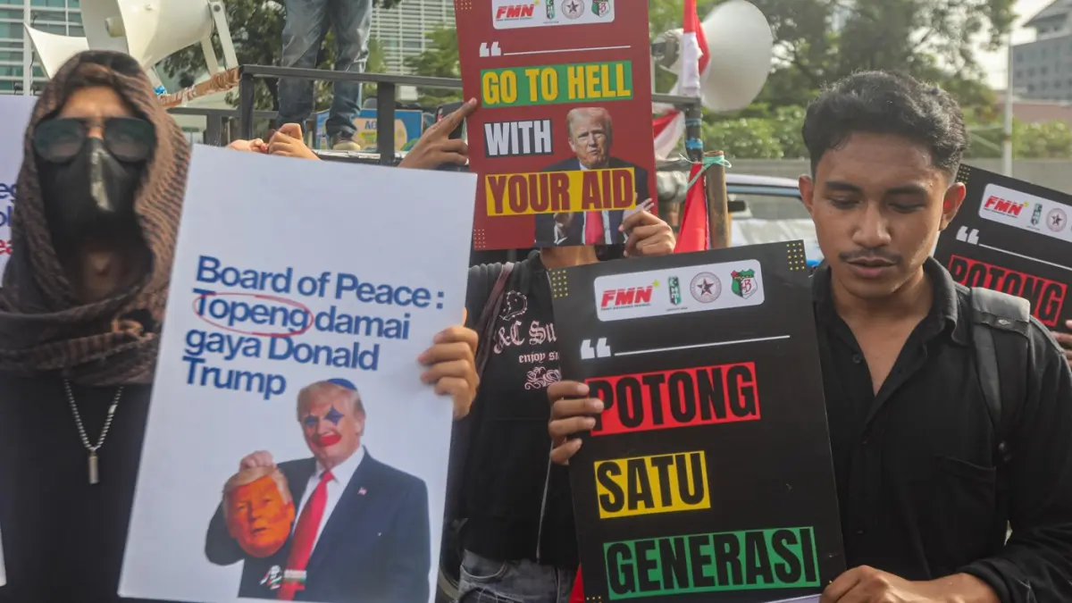 Sejumlah masa aksi yang tergabung dalam Gerakan Mahasiswa Nasional Indonesia melakukan ujuk rasa di depan Kedutaan Besar AS di Jakarta, Selasa (3/3/2026). (Salman Toyibi/Jawa Pos)