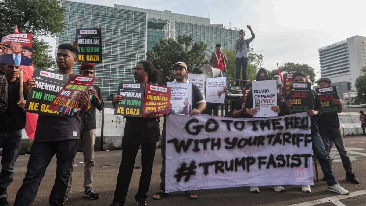 Sejumlah masa aksi yang tergabung dalam Gerakan Mahasiswa Nasional Indonesia melakukan ujuk rasa di depan Kedutaan Besar AS di Jakarta, Selasa (3/3/2026). (Salman Toyibi/Jawa Pos)