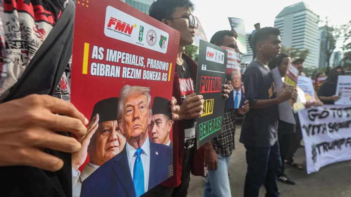 Sejumlah masa aksi yang tergabung dalam Gerakan Mahasiswa Nasional Indonesia melakukan ujuk rasa di depan Kedutaan Besar AS di Jakarta, Selasa (3/3/2026). (Salman Toyibi/Jawa Pos)