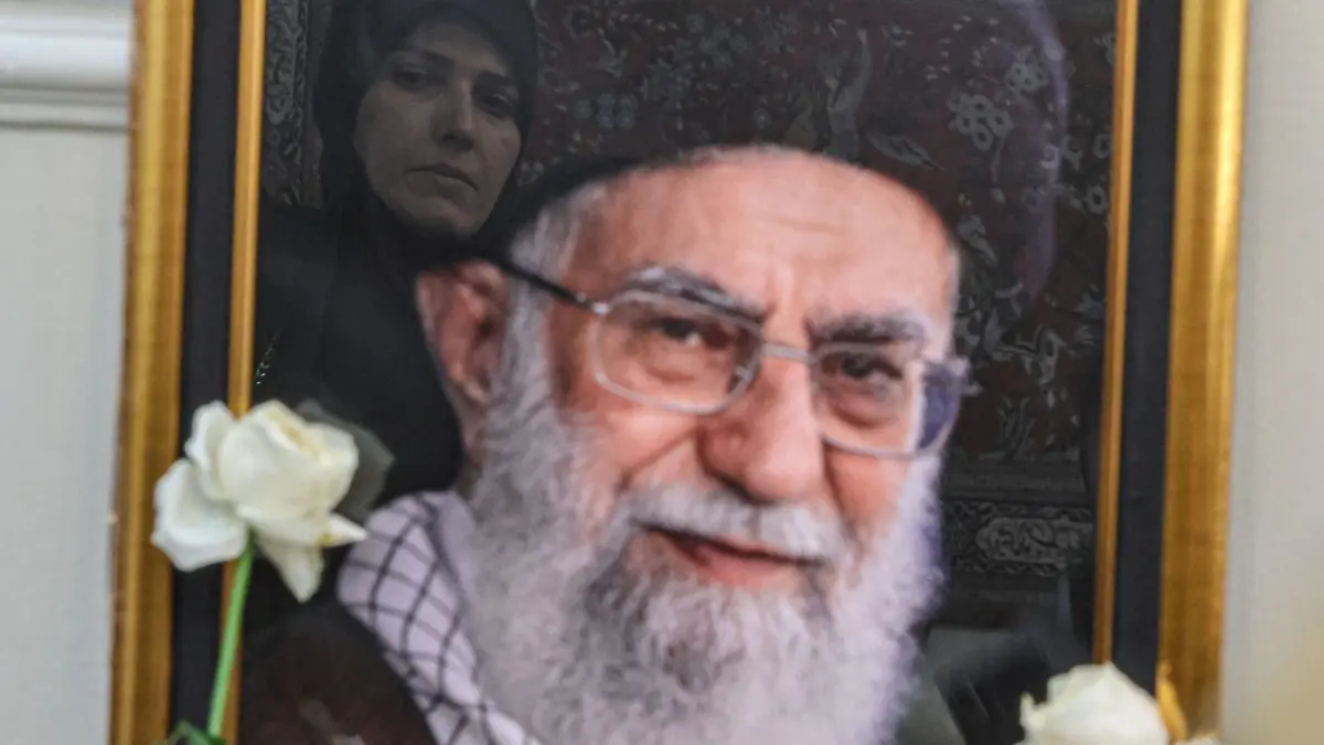 Foto Ayatullah Seyyed Ali Khamenei di Kedutaan Besar Orang, Jakarta, Kamis (05/03/2026). (Hanung Hambara/Jawa Pos)