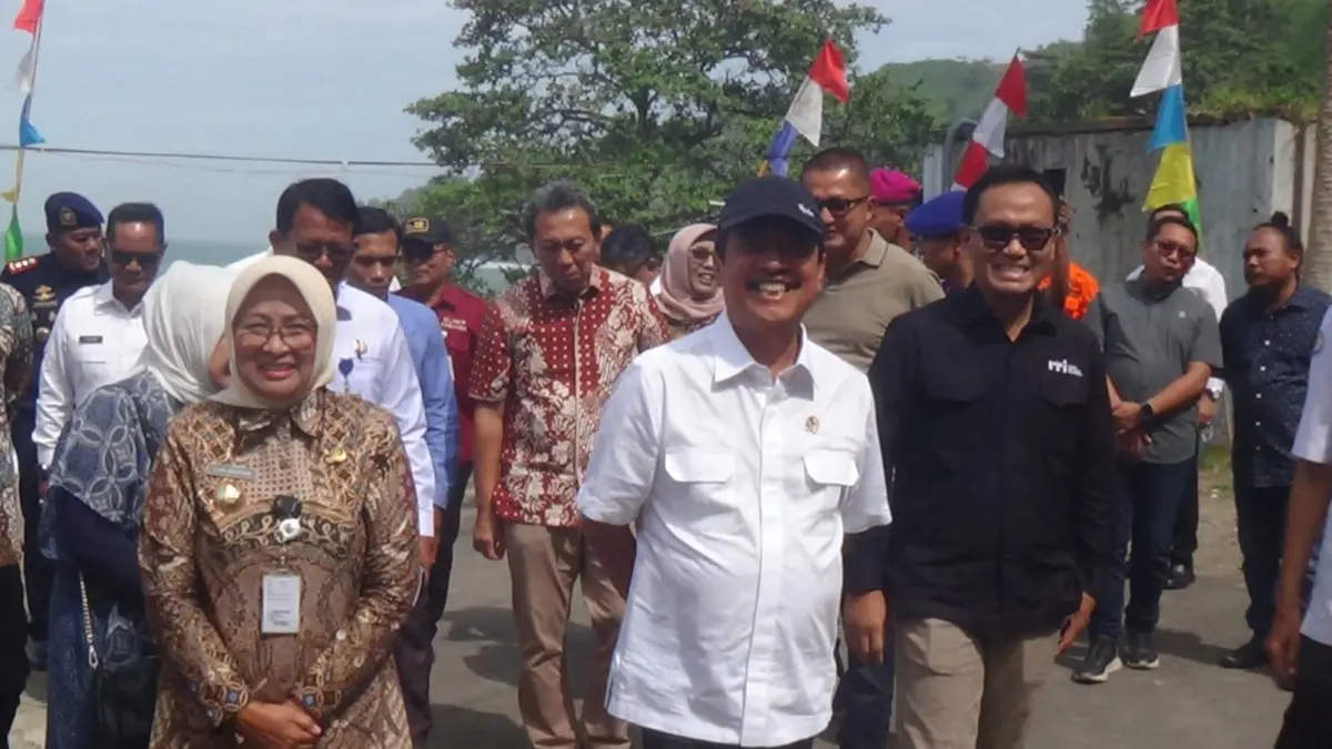 Menteri Kelautan dan Perikanan, Sakti Wahyu Trenggono, melanjutkan kunjungan kerja ke Kampung Nelayan Merah Putih (KNMP) di Kabupaten Kebumen dan Kabupaten Purworejo, Jawa Tengah, Kamis (5/3/2026). (Istimewa) - Image