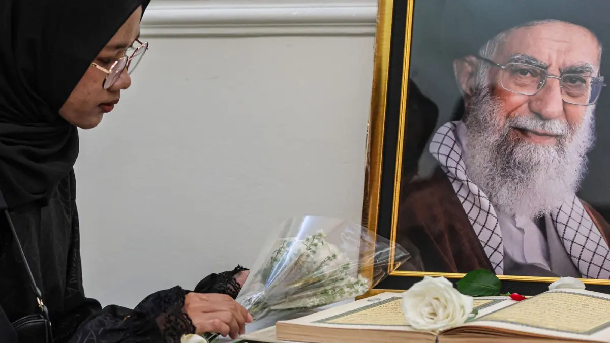 Pengunjung melakukan doa bersama atas meninggalnya Ayatullah Seyyed Ali Khamenei di Kedutaan Besar Orang, Jakarta, Kamis (05/03/2026). (Hanung Hambara/Jawa Pos) 