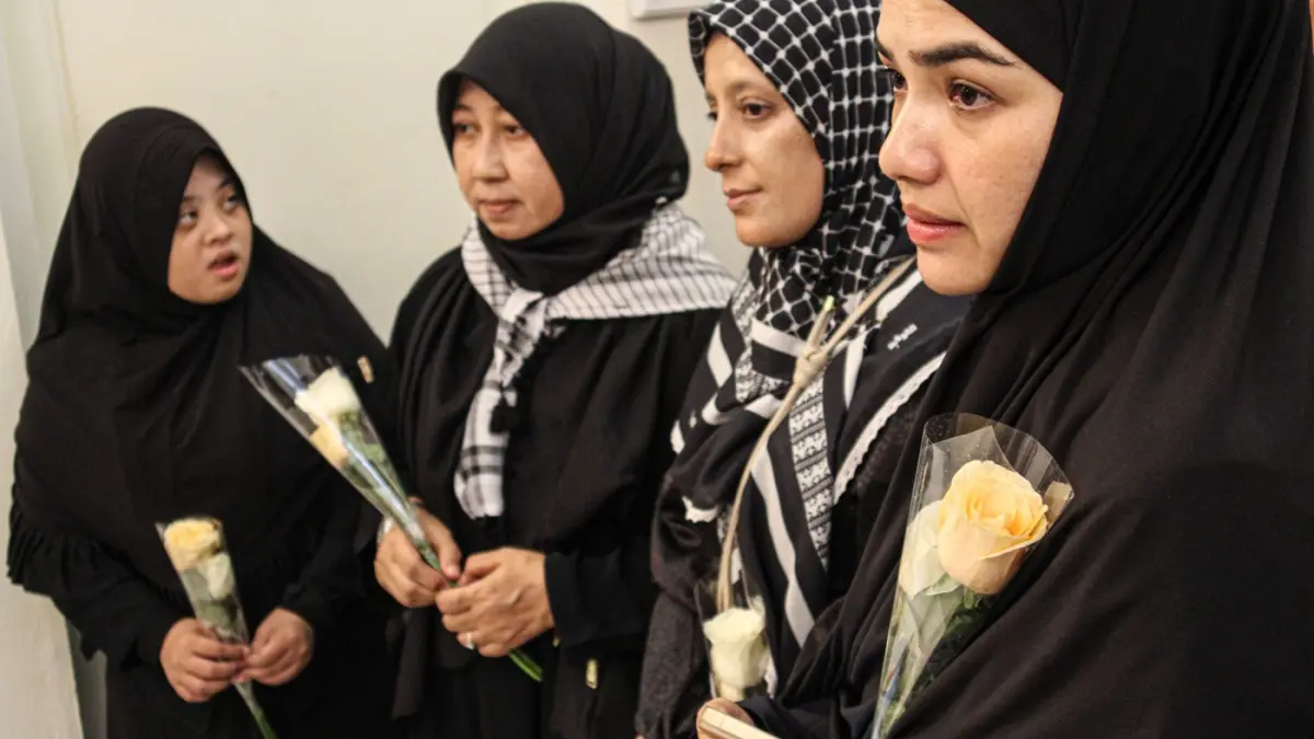 Pengunjung melakukan doa bersama atas meninggalnya Ayatullah Seyyed Ali Khamenei di Kedutaan Besar Orang, Jakarta, Kamis (05/03/2026). (Hanung Hambara/Jawa Pos) 