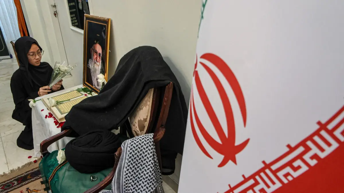Pengunjung melakukan doa bersama atas meninggalnya Ayatullah Seyyed Ali Khamenei di Kedutaan Besar Orang, Jakarta, Kamis (05/03/2026). (Hanung Hambara/Jawa Pos) 