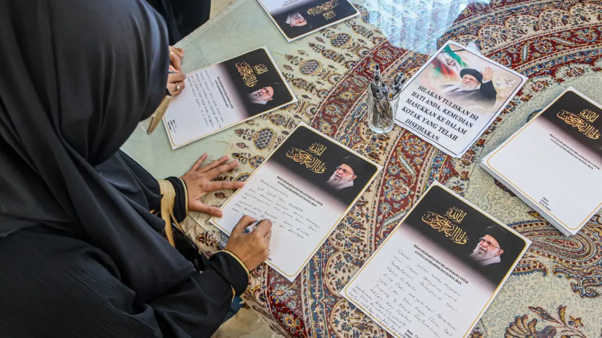 Pengunjung melakukan doa bersama atas meninggalnya Ayatullah Seyyed Ali Khamenei di Kedutaan Besar Orang, Jakarta, Kamis (05/03/2026). (Hanung Hambara/Jawa Pos) 