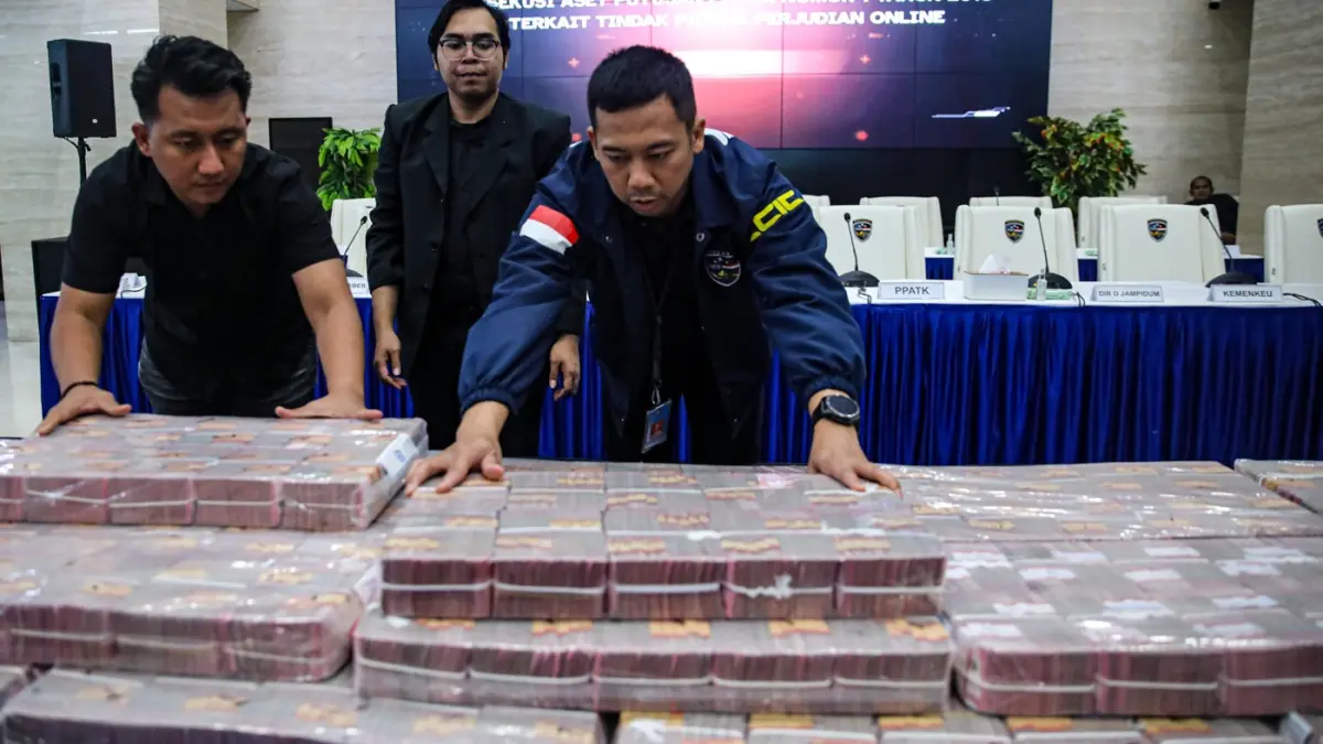 Petugas menata barang bukti uang saat acara Penyerahan Tanggung Jawab Dan Eksekusi Atas Harta Kekayaan Hasil Tindak Pidana Pencucian Uang Yang Berasal Dari Judi Online, Jakarta, Kamis (5/3/2026). (Salman Toyibi/Jawa Pos)