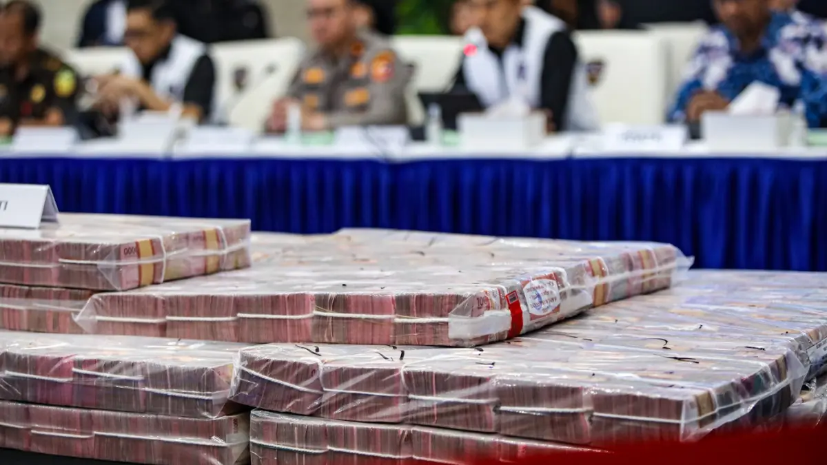 Petugas menata barang bukti uang saat acara Penyerahan Tanggung Jawab Dan Eksekusi Atas Harta Kekayaan Hasil Tindak Pidana Pencucian Uang Yang Berasal Dari Judi Online, Jakarta, Kamis (5/3/2026). (Salman Toyibi/Jawa Pos)